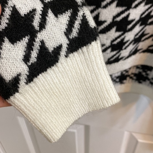 William Rast Geometric Black and White Cropped Sweater Women’s Size Medium - Picture 3 of 6